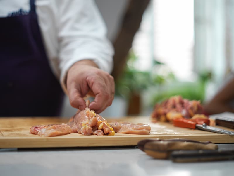 Astuces de chefs - Comment découper un poulet entier ? - TCHAC